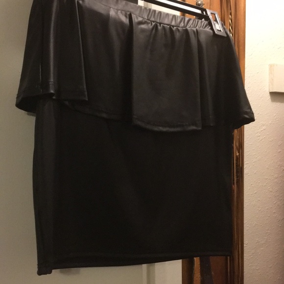 Black faux leather skirt! Super stretchy and cute! - Picture 1 of 2